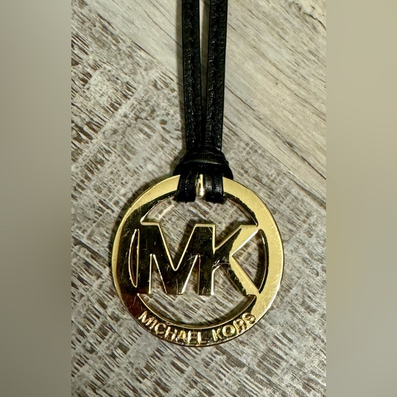 MICHAEL KORS GOLD TONE MK SIGNATURE logo keychain with a leather pendant. - Picture 1 of 6